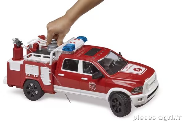 Camion de pompiers avec module L S RAM2500 vue 3