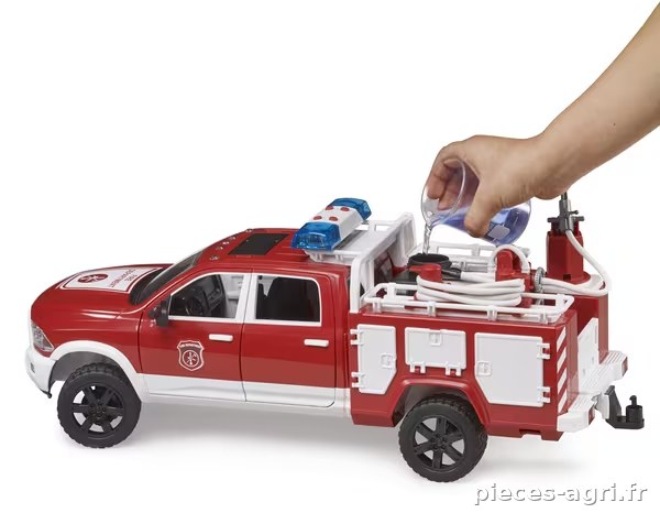 Camion de pompiers avec module L S RAM2500 vue 4