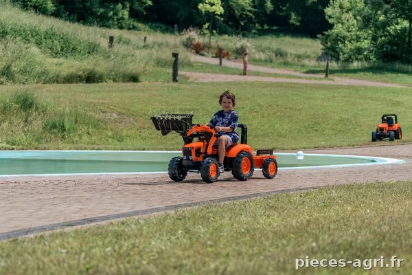 Tractopelle Kubota avec remorque vue 2