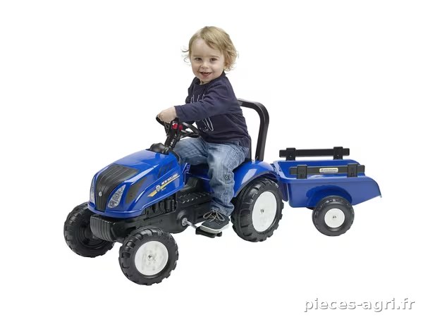 Tracteur NH avec remorque et capot ouvrant vue 2