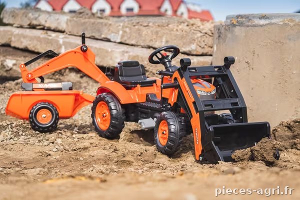 Tractopelle Kubota avec excavatrice et remorque vue 2