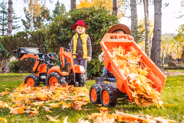Tractopelle Kubota avec excavatrice et remorque vue 2