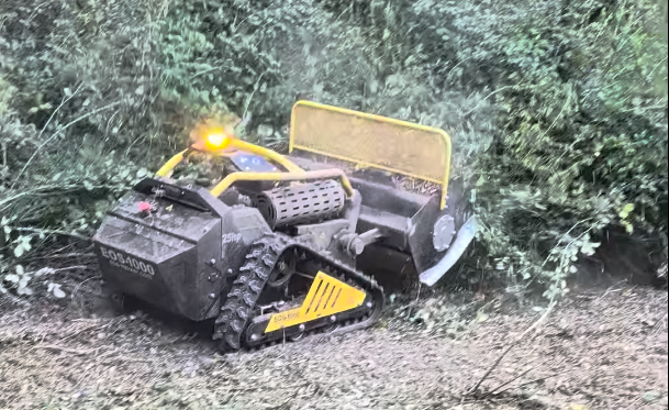 Broyeur télécommandé EOS 1000 au travail sur un talus envahi de ronces, sans opérateur à proximité
