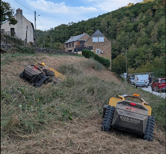 Broyeur télécommandé EOS 1000 dans une herbe haute, rotor à 48 couteaux Y