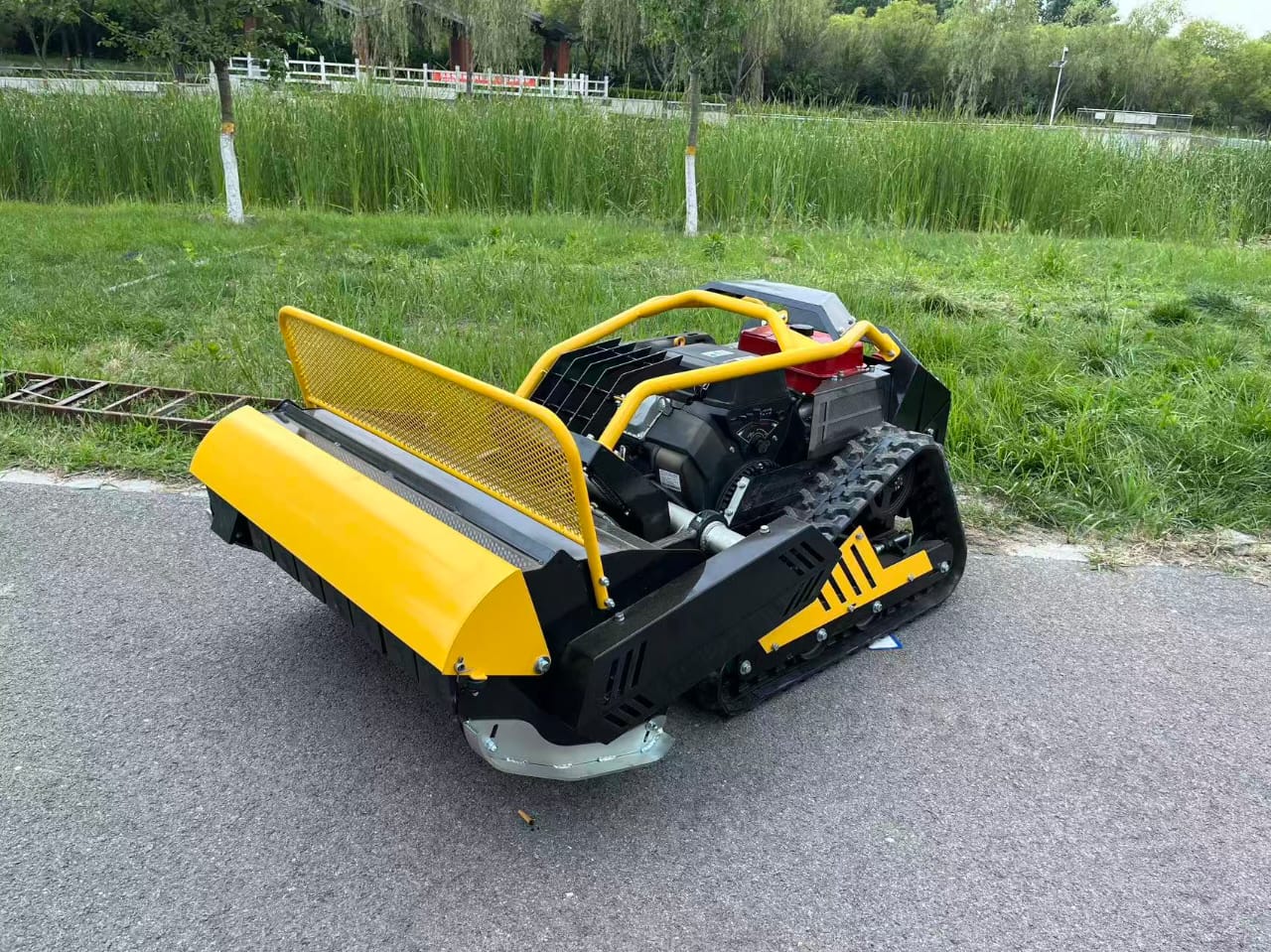 Broyeur a fleaux radiocommande hybride EOS 1000 LONCIN 25 hp vue 3