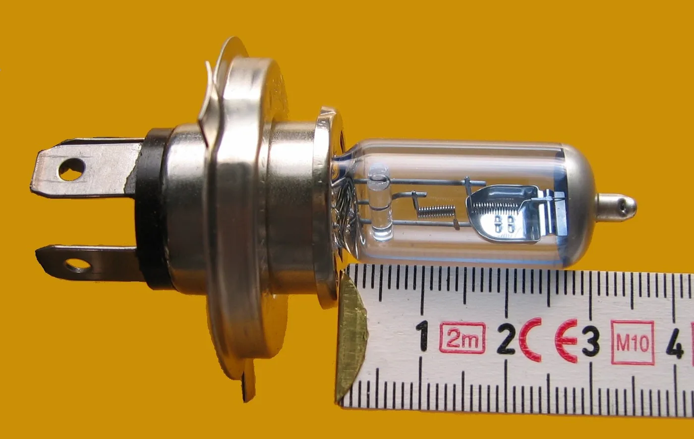 Ampoule halogène H4 à culot P43t posée sur un mètre pliant