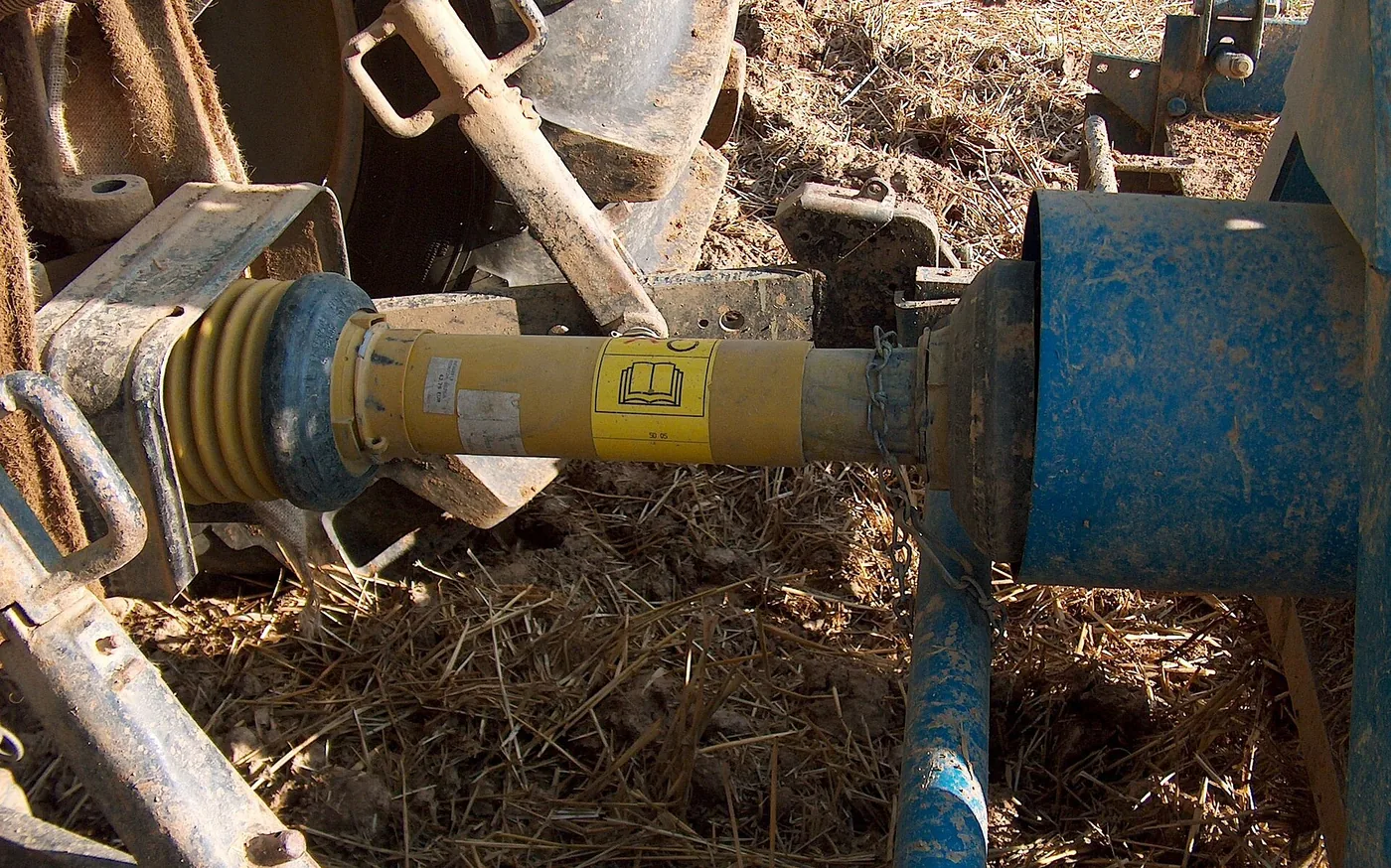 Arbre à cardan de prise de force avec son protecteur, relié à une herse rotative