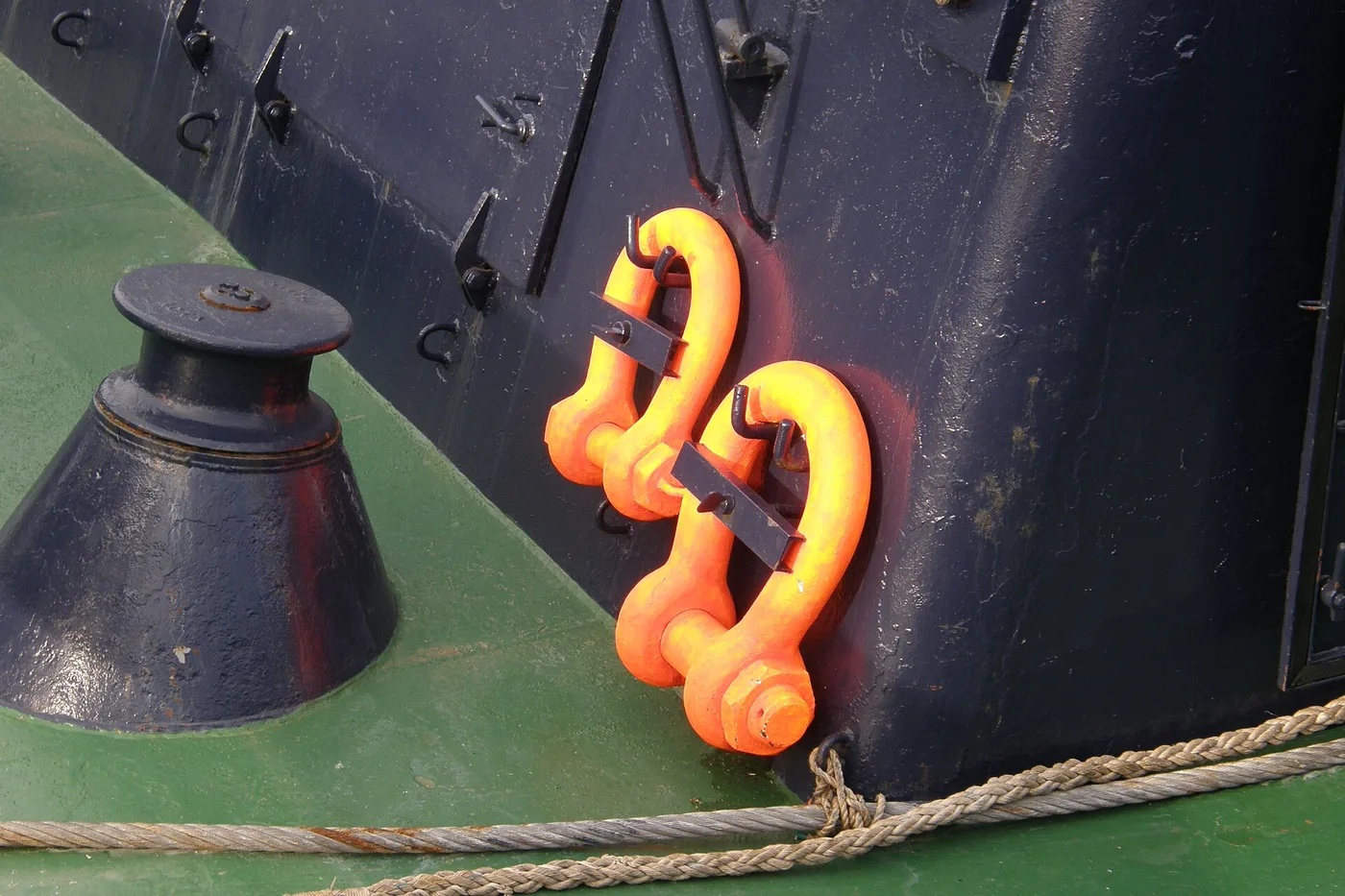 Deux manilles lyre à axe vissé, peintes en orange