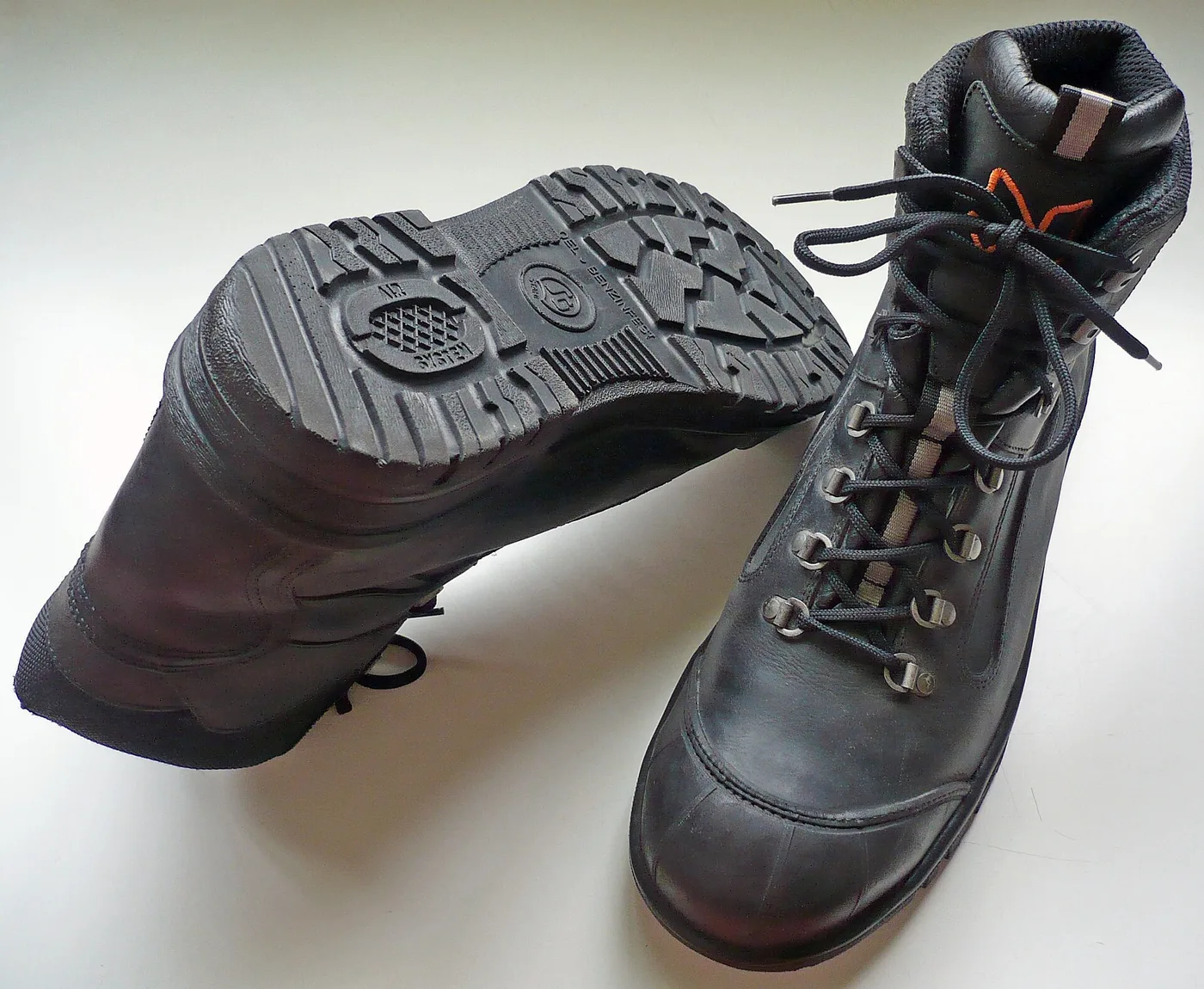 Chaussures de sécurité S3 montantes avec leur semelle crantée