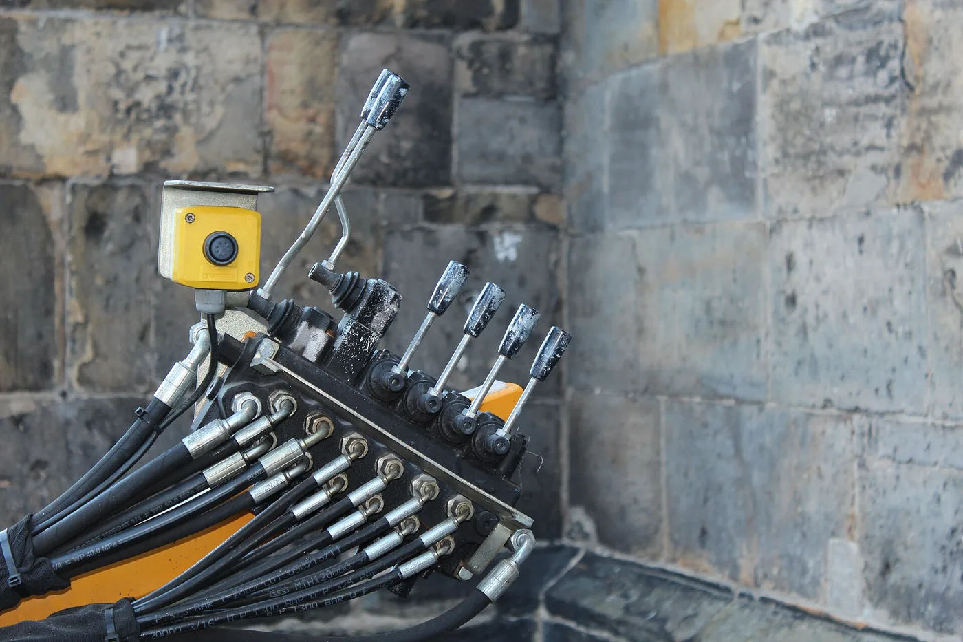 Distributeur hydraulique à éléments commandés par leviers, avec ses flexibles raccordés