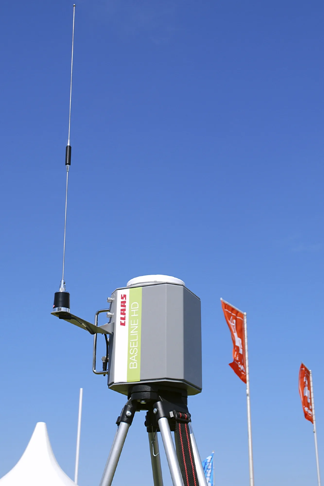 Station de base RTK sur trépied avec son antenne radio de correction