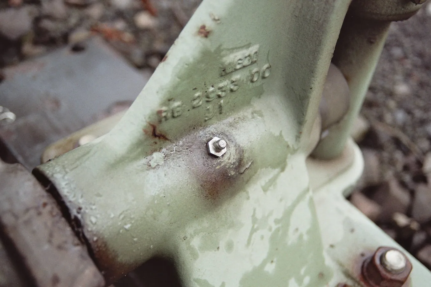 Graisseur hydraulique droit vissé sur une articulation de machine