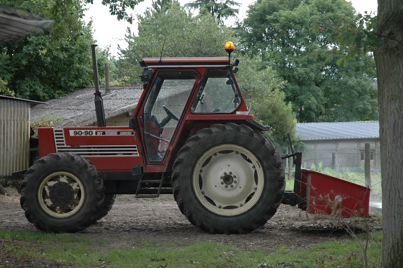 Tracteur à cabine équipé d'un gyrophare orange sur le toit