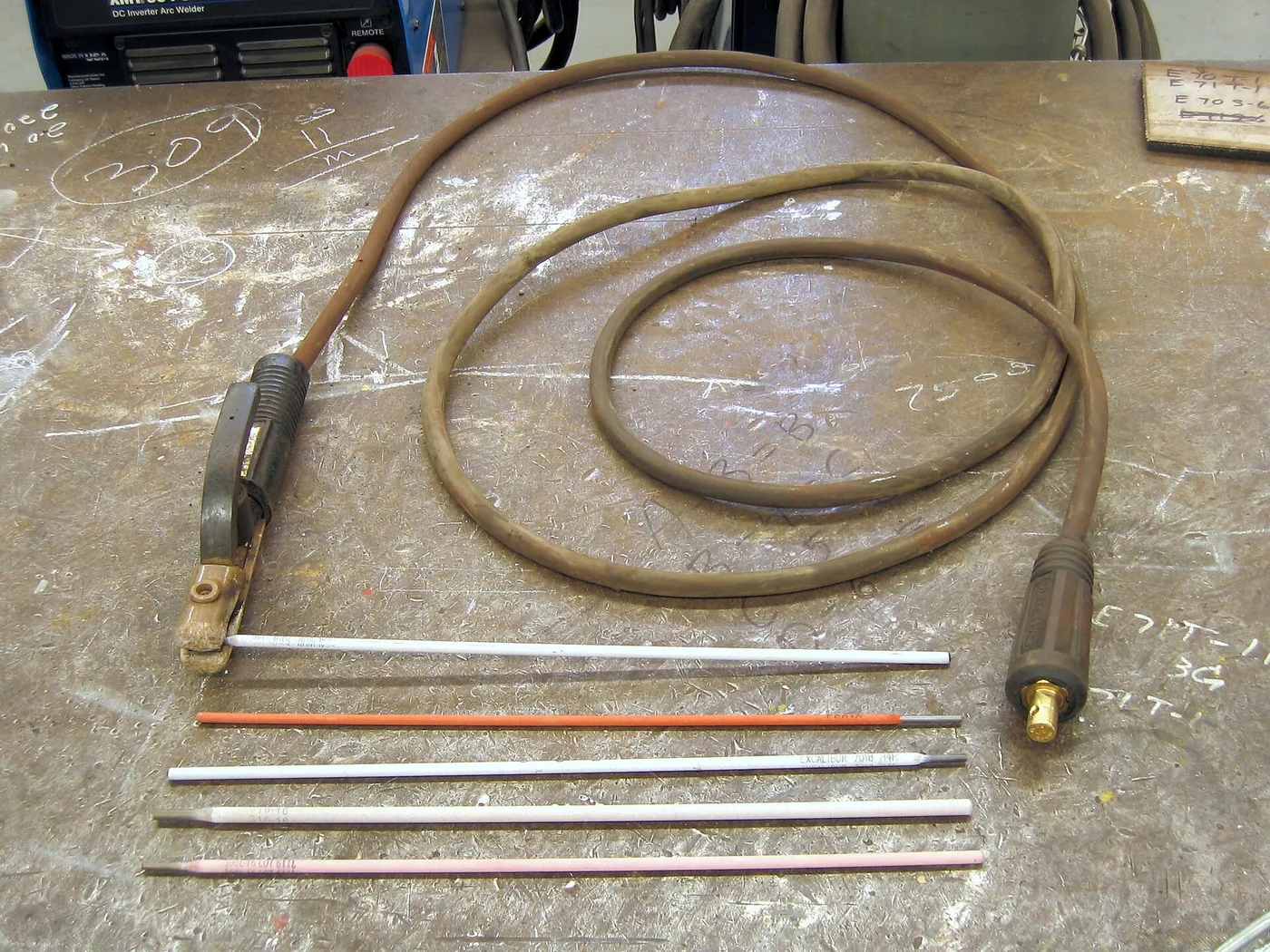 Pince porte-électrode et électrodes enrobées pour le soudage à l'arc