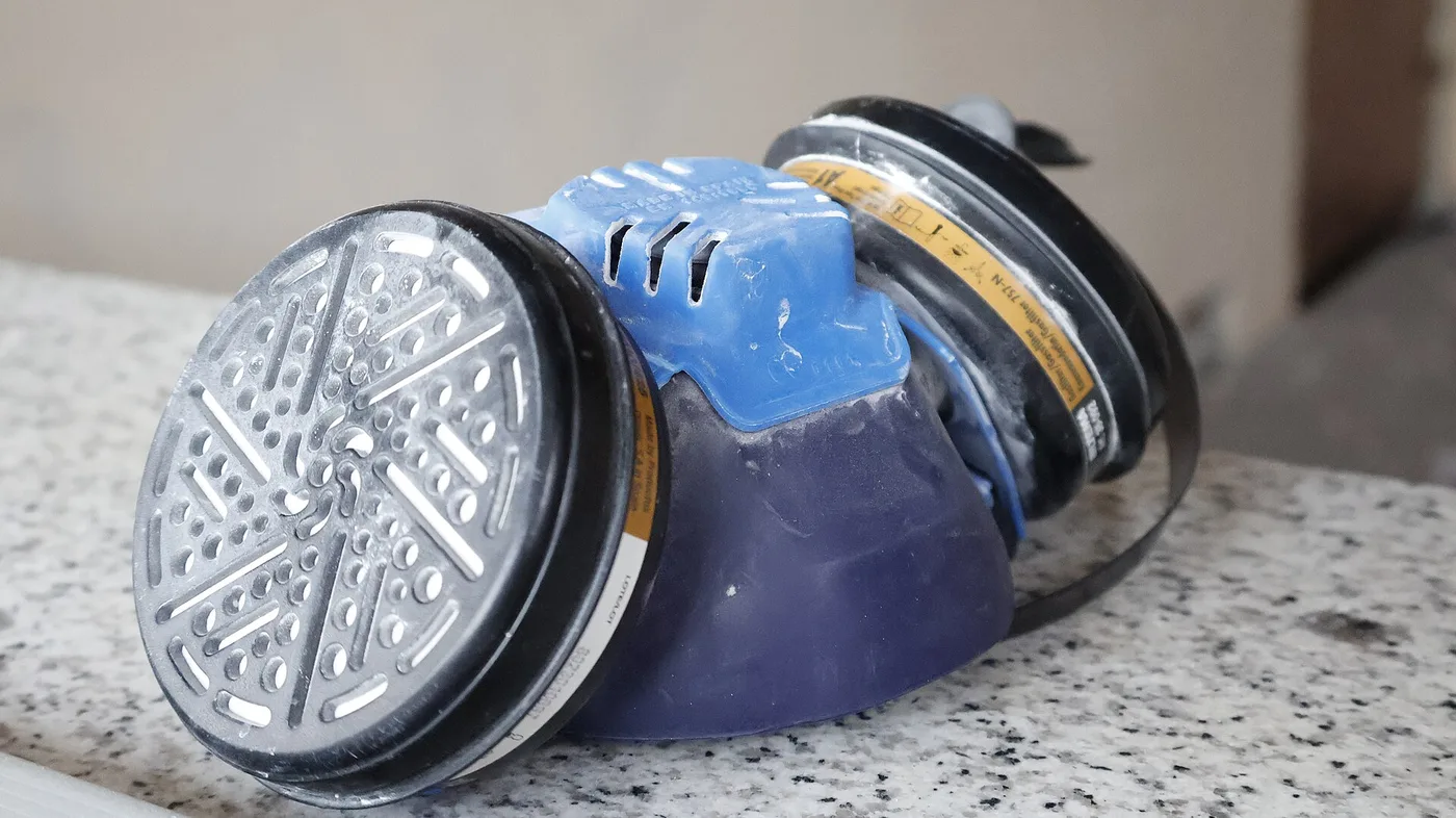 Demi-masque respiratoire avec ses deux cartouches filtrantes