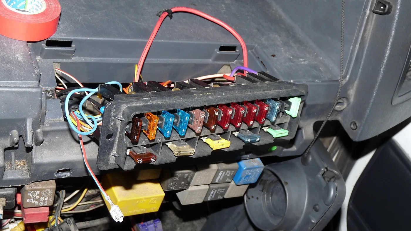 Boîte à fusibles à lames d'un utilitaire, fusibles de couleurs et relais