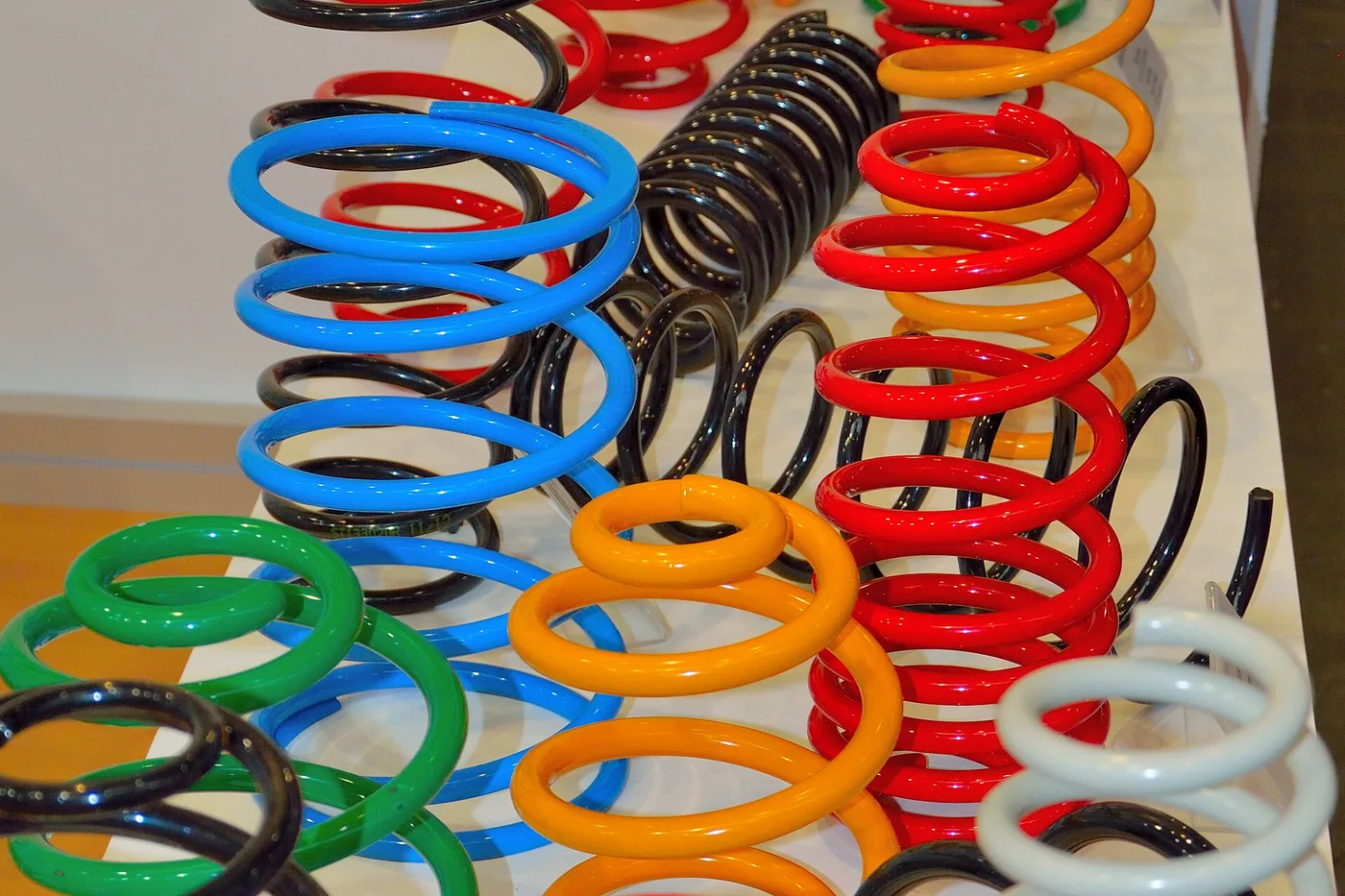 Ressorts de compression hélicoïdaux de différents diamètres de fil et de spire