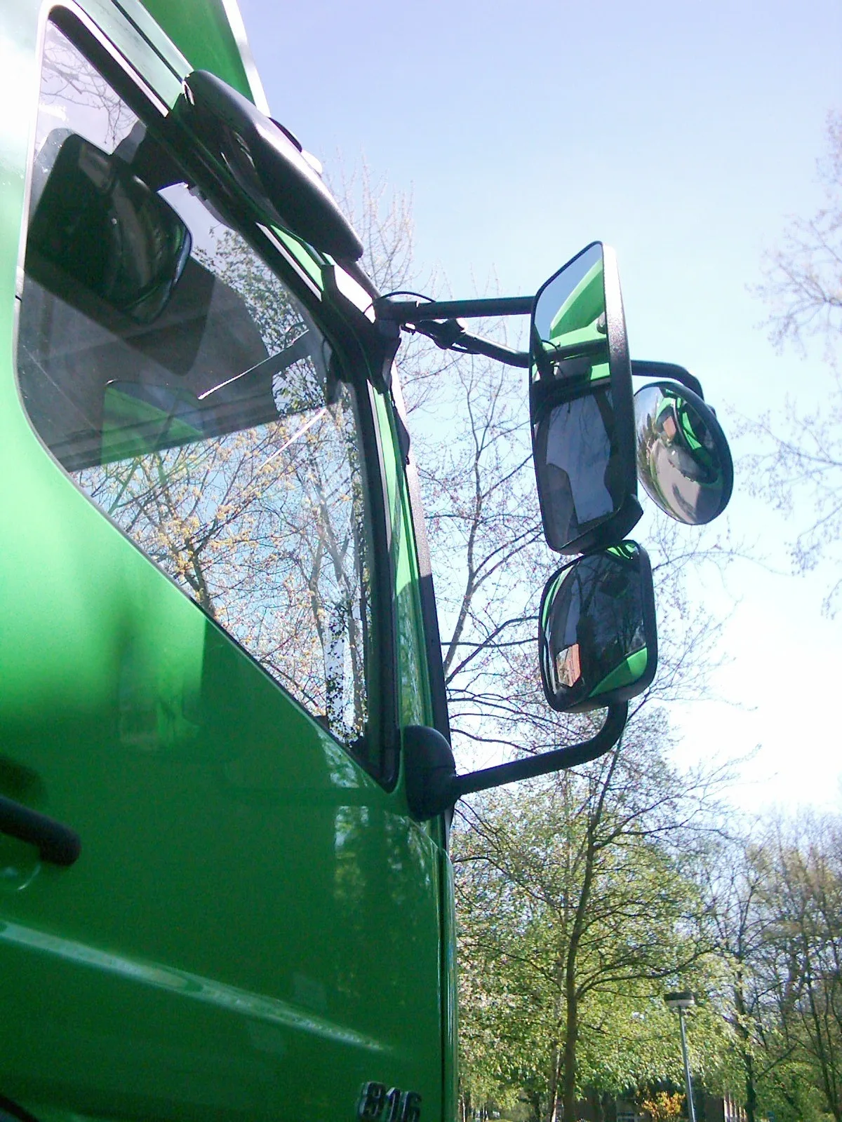 Rétroviseur principal et miroir grand-angle montés sur un bras de cabine