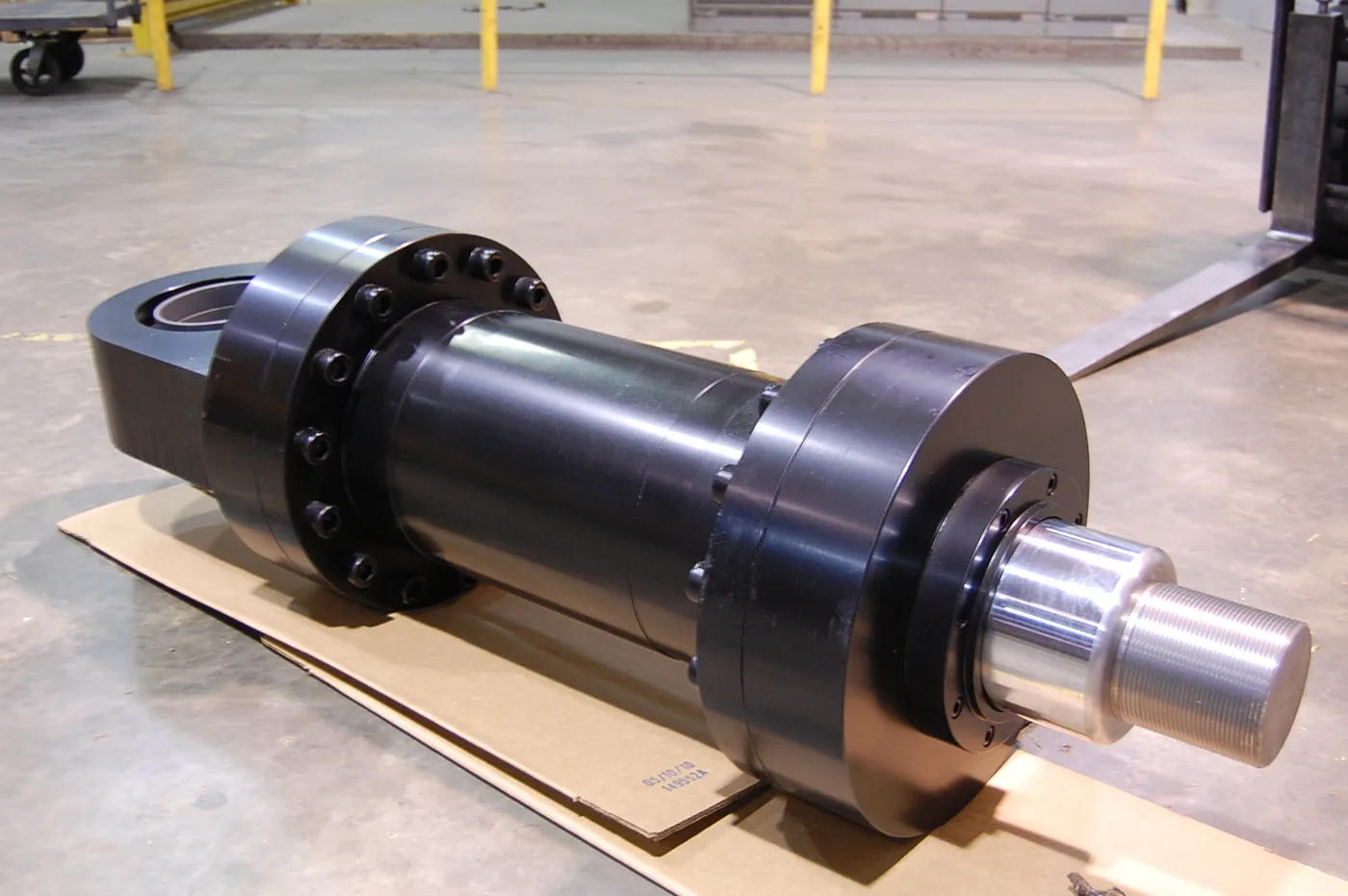 Vérin hydraulique double effet neuf à brides, tige chromée et œil de fixation