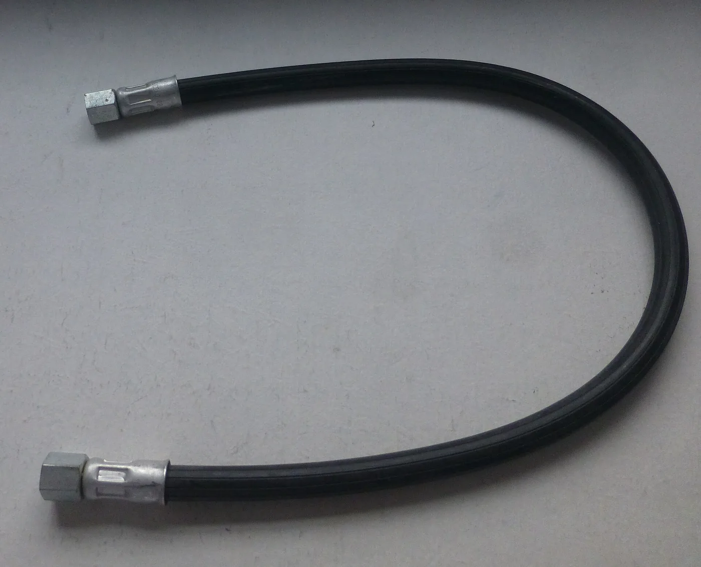 Flexible hydraulique serti avec ses deux embouts à écrou tournant