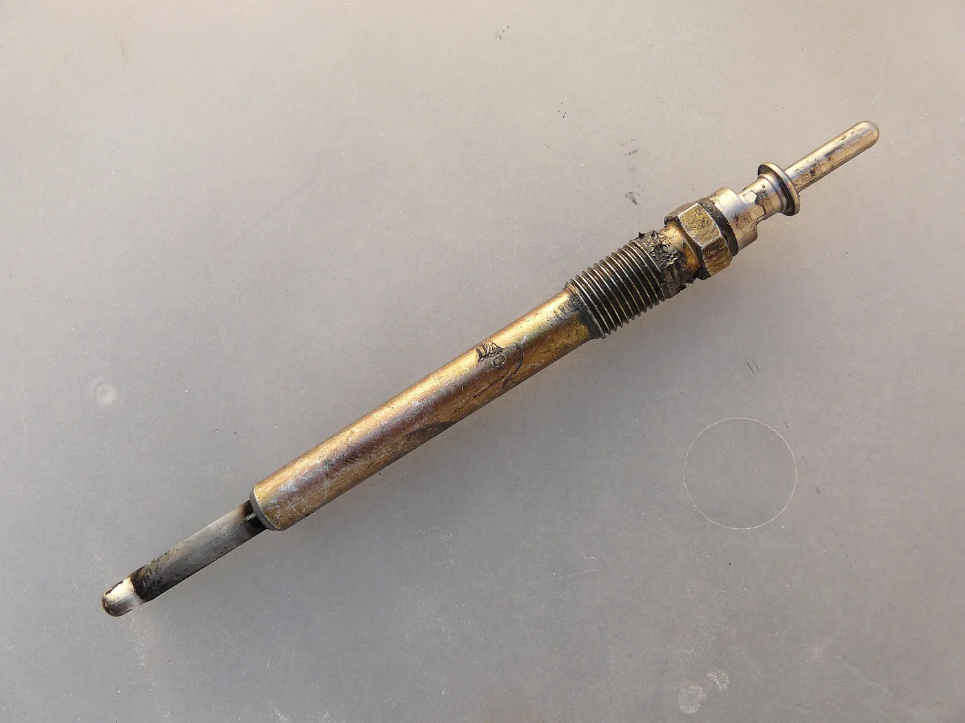 Bougie de préchauffage de moteur diesel déposée, filetage et crayon chauffant visibles