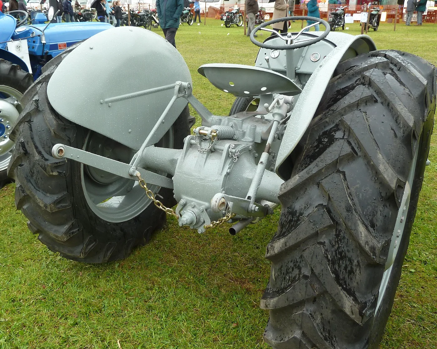 Relevage trois points d'un tracteur ancien : bras inférieurs, chandelles et troisième point