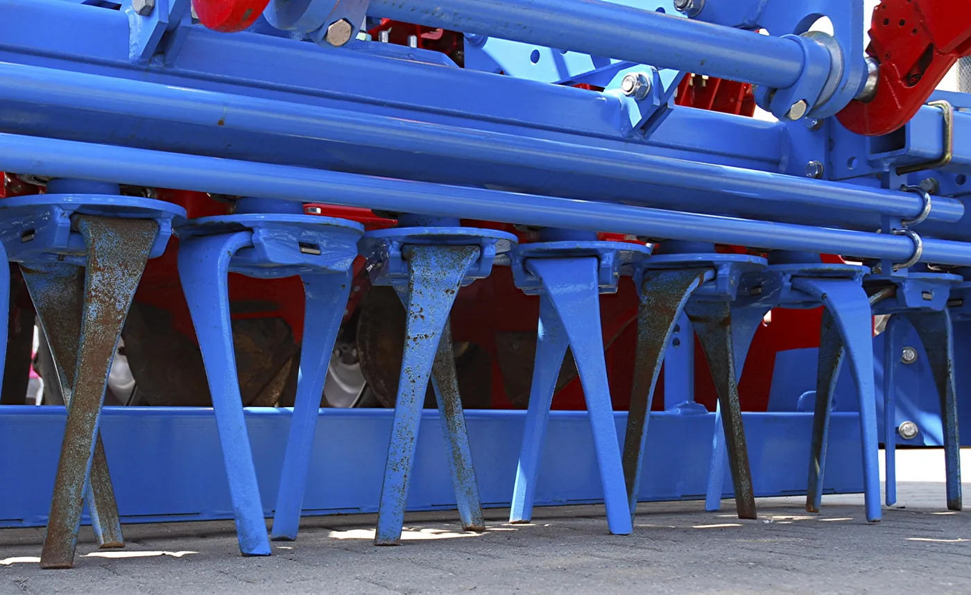 Dents de herse rotative à couteau montées par paires sous les rotors