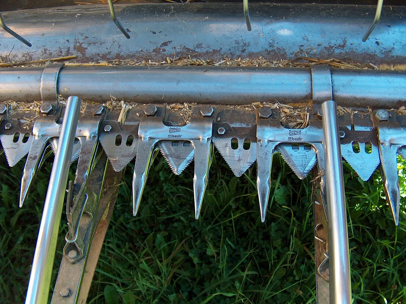 Barre de coupe de moissonneuse-batteuse : doigts de coupe et sections de lame