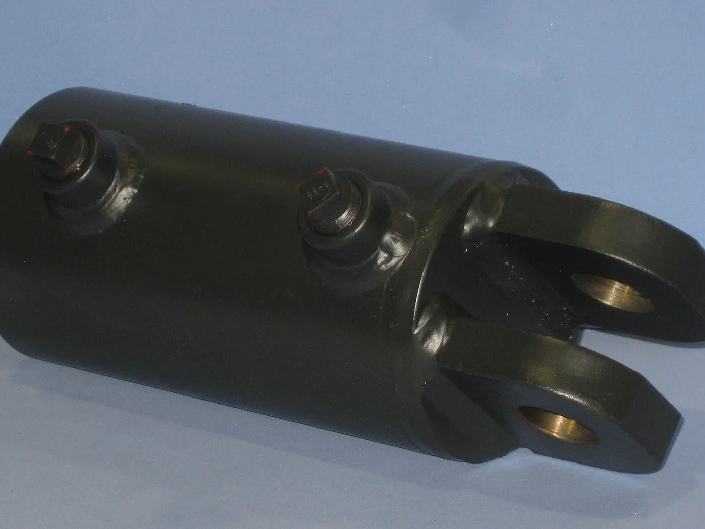 Vérin hydraulique double effet posé sur un fond uni