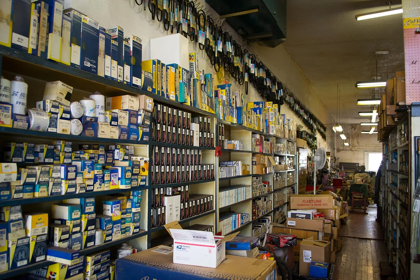 Rayonnages d'un magasin de pièces détachées remplis de boîtes de filtres et de pièces