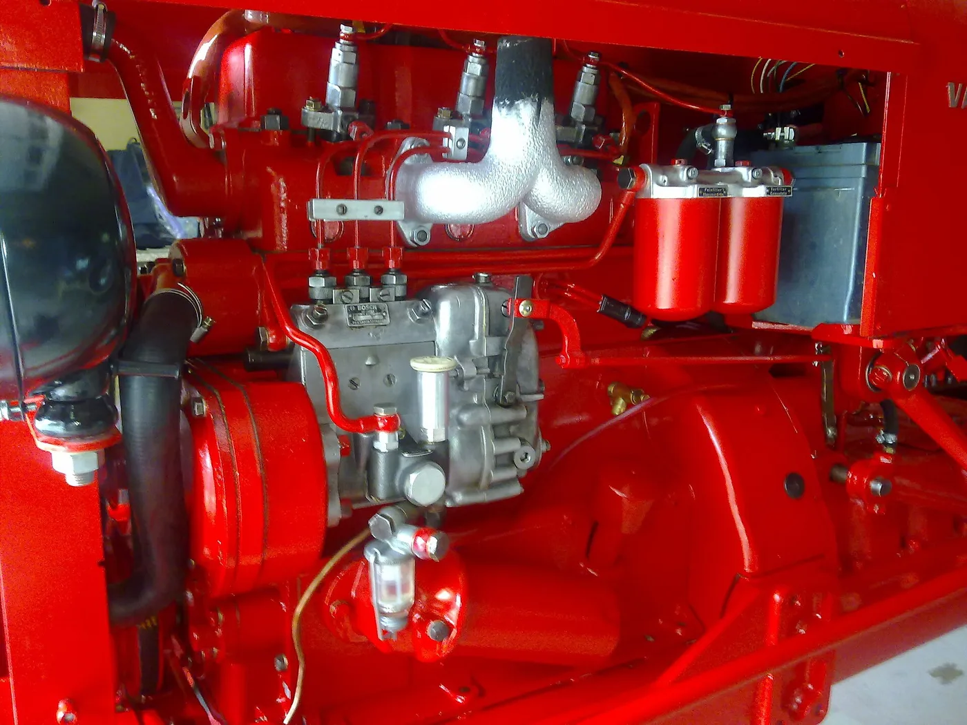 Moteur de tracteur ancien avec pompe d'injection en ligne, filtre à gazole et tubes d'injection