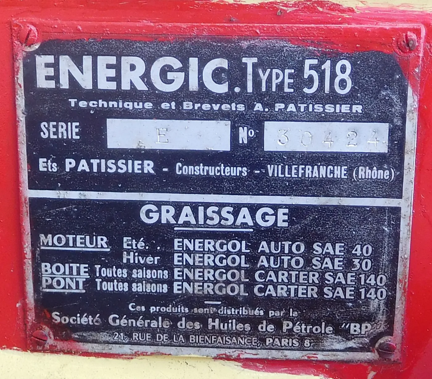 Plaque constructeur d'un tracteur ancien avec le type, la série et le numéro de châssis
